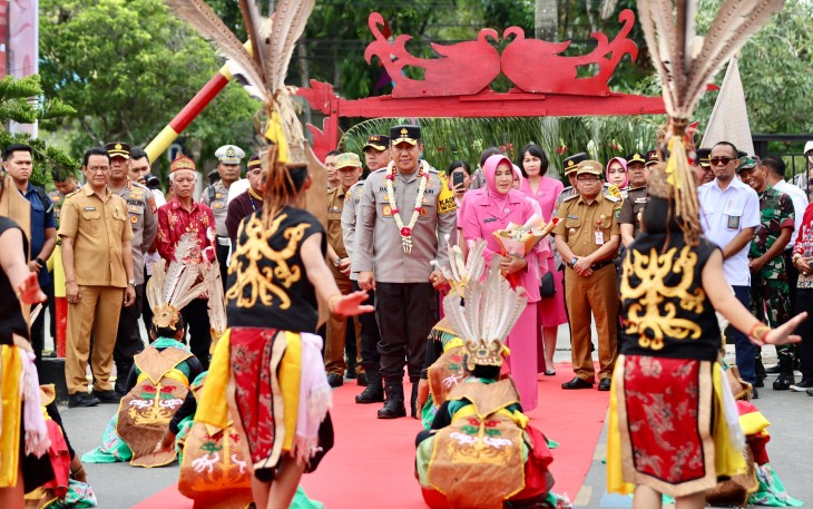 Kapolda Kalteng Irjen Pol Drs Djoko Poerwanto kembali melakukan kunjungan kerja (Kunker) ke Polres jajarannya. Kali ini, Senin (11/12/2023), Kapolda bersama Ibu Irna Djoko Poerwanto dan sejumlah pejabat utama Polda melaksanakan kunjungan kerja ke Polres Kapuas