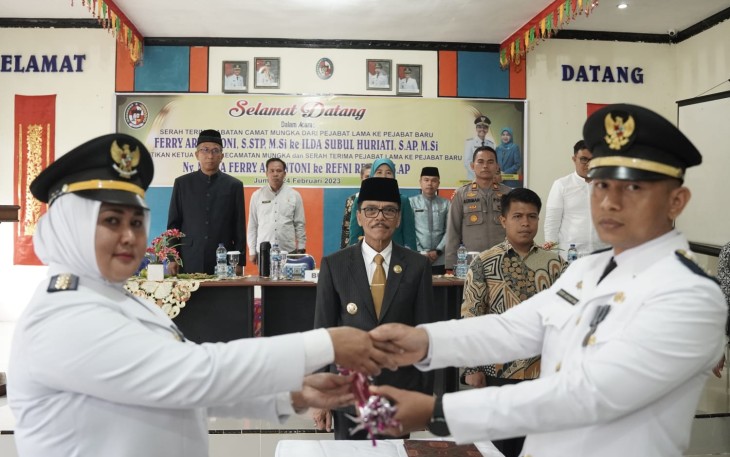 Bupati Limapuluh Kota bersama anggota DPRD saat menyaksikan sertijab Pejabat Camat Mungka di Aula Kantor Camat Mungka.