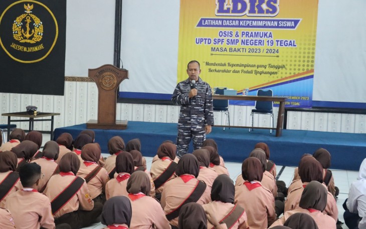 Komandan Pangkalan TNI AL Tegal Letkol Laut (P) Adi Surono, M.T., S.T., M.Tr.Hanla., CTMP., membuka Latihan Dasar Kepemimpinan (LDK) siswa SMP Negeri 19 Kota Tegal yang ditandai dengan Upacara penyambutan dan diikuti oleh 120 siswa bertempat di Lapangan Apel Mako Lanal Tegal, Rabu (13/12/2023)