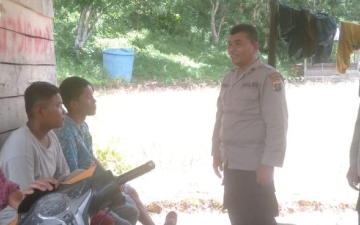 Kapolsubsektor Sayurmatinggi, Ipda Asjul Pane, menyempatkan diri untuk ajak anak-anak remaja untuk daftar jadi anggota Polri.