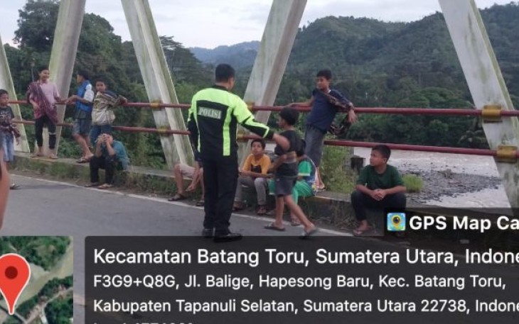 Petugas Kepolisian Polsek Batang Toru sedang menghimbau Para Remaja yang sedang bermain di sekitaran Jembatan Batang Toru, agar segera pulang kerumah masing  - masing.