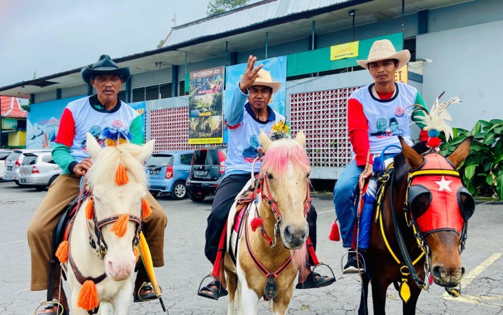 Pemandu kuda wisata Tawangmangu saat pawai simpatik dukung Ganjar - Mahfud, di kawasan Taman Balekambang, Tawangmangu, Karanganyar, Jumat (29/12/2023)