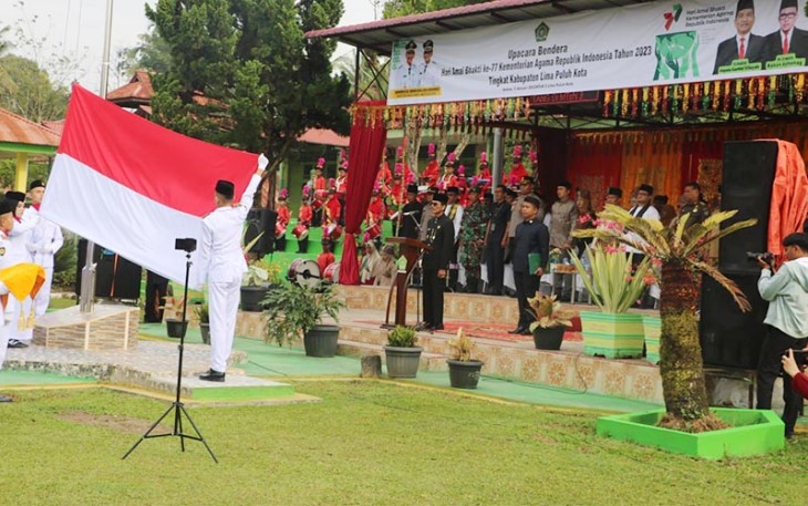 Bupati Limapuluh Kota Safarruddin, memimpin upacara memperingati Hari Amal Bakti Kementerian Agama ke-77.