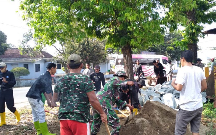 Anggota Koramil 0801/01 Pacitan Kerja Bakti Bersama Masyarakat bangun talud