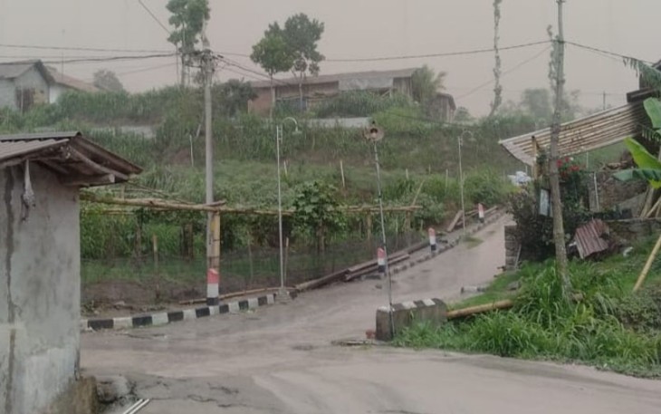Awan Panas Guguran (APG) pada Jumat (8/12) sekiar pukul 14.46 WIB. Kejadian tersebut bersamaan dengan turunnya hujan sehingga mengakibatkan hujan air berwarna kecoklatan di wilayah Desa Krinjing dan Desa Paten, Kecamatan Dukun, Kabupaten Magelang. Hujan air bercampur dengan abu vulkanik ini juga melanda Desa Stabelan, Desa Klakah dan Desa Tlogolele di Kecamatan Selo, Kabupaten Boyolali. 