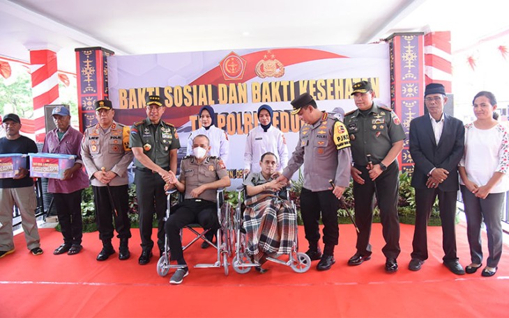 Kapolri Jenderal Polisi Drs. Listyo Sigit Prabowo dan Panglima TNI Jenderal Agus Subiyanto saat Berikan Bantuan Kesehatan Gratis di Maluku, Sabtu (9/12/23).