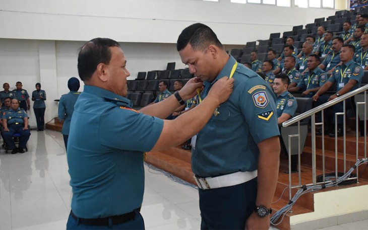 Kepala Kelompok Tenaga Pendidik (Kapokgadik) Kodiklatal, Brigjen TNI Marinir Sarjito saat resmi membuka Kursus Micro Teaching Gelombang 2 TA. 2023, bertempat di Gedung Sudomo JOPR Kodiklatal, Senin (11/12/2023).