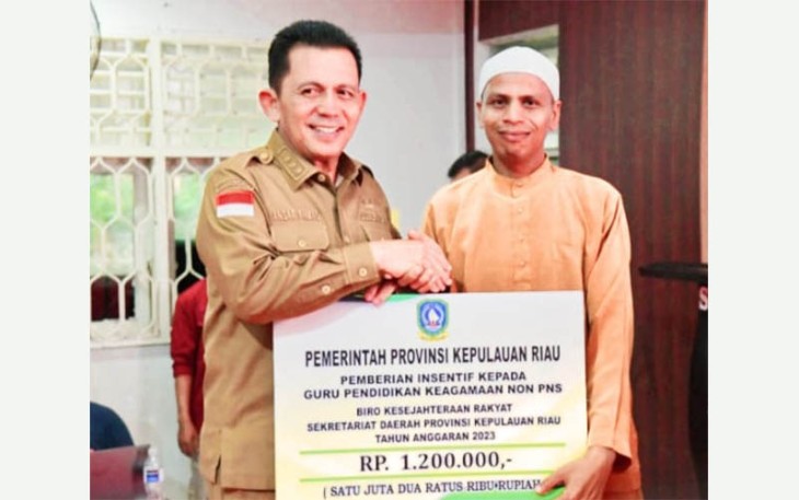 Gubernur Ansar secara simbolis saat Serahkan Bantuan Insentif Guru Pendidikan, Penyuluh Agama Non ASN & Pemuka Agama se Kota Batam 