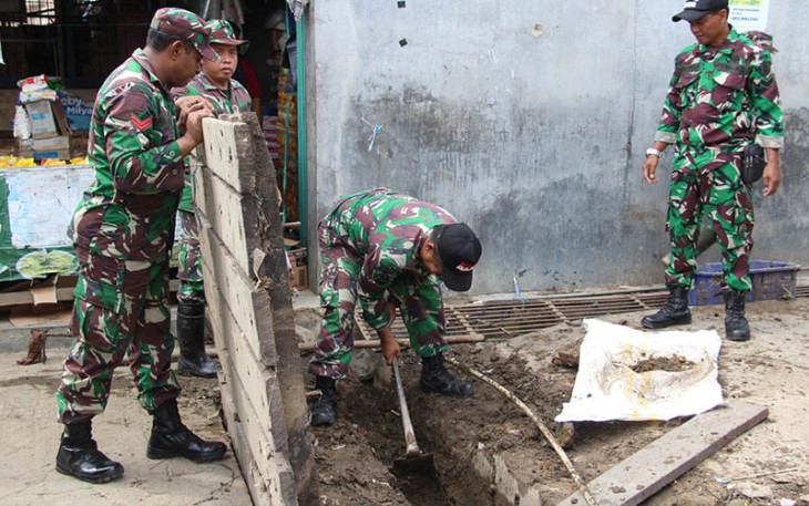 Kodim 0906/Kutai Kartanegara saat Gelar Karya Bhakti Pembersihan Pasar Tradisional
