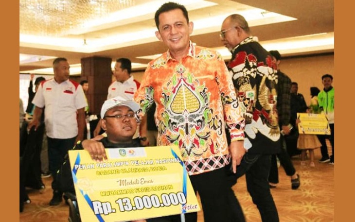 Gubernur Ansar sacara simbolis saat Serahkan Penghargaan dan Bantuan Dana Pelatihan kepada Atlet dan Pelatih Berprestasi