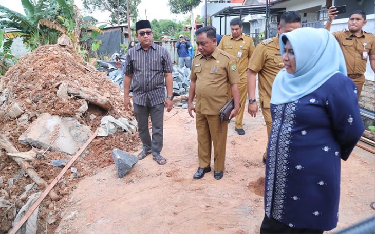 Walikota Rahma saat Tinjau Pekerjaan Pembangunan Saluran Air dan Batu Miring