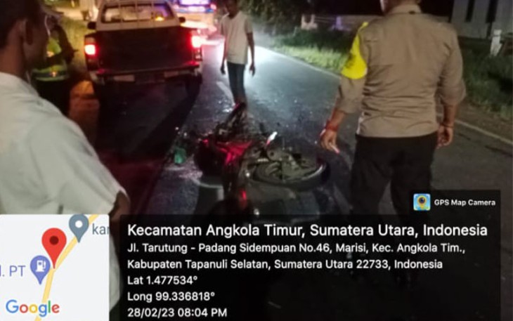 Pasca kejadian lakalantas, petugas mengamankan TKP.