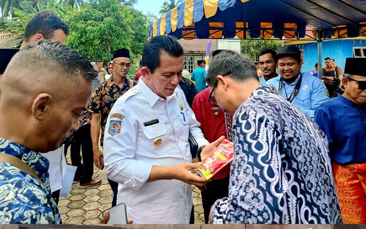 Gubernur Ansar saat Serahkan Bantuan Perikanan di Desa Pekaka Lingga Senilai Rp2,648 miliar 