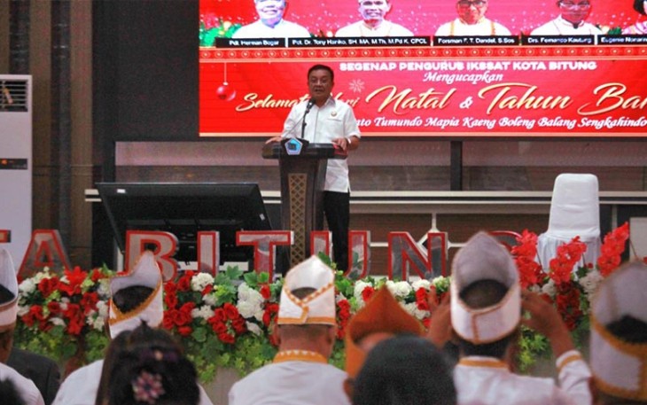 Walikota Bitung saat memberikan sambutan pada pelantikan pengurus IKSSAT Kota Bitung Periode 2023-2028