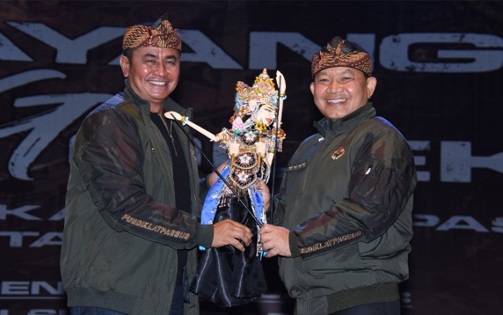 Danjen Koppasus Mayjend TNI Iwan Setyawan saat menyerahkan Cinderamata kepada KASAD TNI,  Jenderal Dudung Abdurahman (herypri)