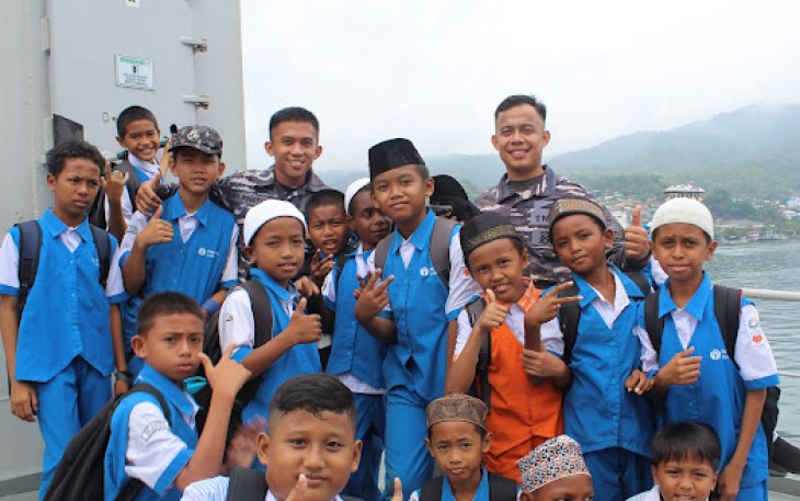 KRI Teluk Weda-526 saat Didatangi Ratusan Anak Sekolah di Jayapura