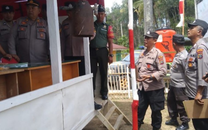 Kanit Binmas bersama Bhabinkamtibmas Polsek Saipar Dolok (SD) Hole mendampingi Tim Penilai Pos Kamling dari Sat Binmas Polres Tapanuli Selatan (Tapsel), Rabu (7/6/2023)