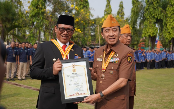 Usai Upacara Peringati Hari Pahlawan ke-78, dilanjutkan Pemberian penghargaan Bintang Veteran yang diberikan langsung dari Sekjen DPP (LVRI) Laksdya TNI Purn. Djoko Sumaryono Kepada Wali Kota Cilegon Helldy Agustian