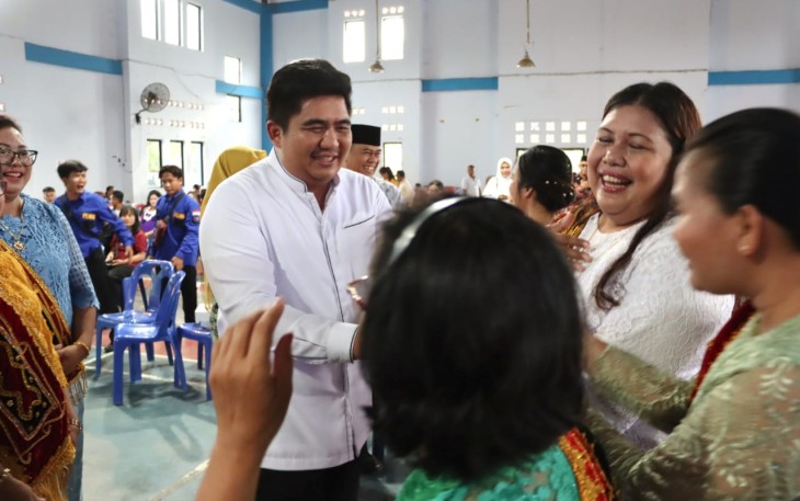 Bupati Bintan Roby Kurniawan usai menyaksikan pelantikan Pengurus Anak Cabang (PAC) Himpunan Masyarakat Nias Indonesia (HIMNI) Kecamatan Gunung Kijang, Minggu (21/05) di Gedung Community Centre Kawal.
