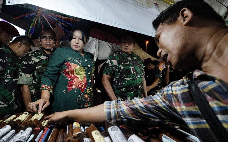 Ketum Dharma Pertiwi Ny. Vero Yudo Margono saat menghadiri event "Pesta Rakyat Kemayoran Bersama TNI" yang digelar di Jl. Benyamin Sueb Patung Ondel-ondel  Kemayoran, Jakarta Pusat, Jum’at (27/10/2023).