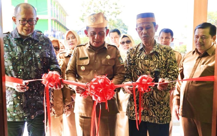 Gubernur Ansar saat Resmikan Dua Ruang Kelas Baru SMA Negeri 2 Karimun