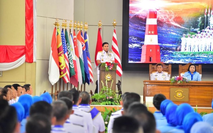 Kepala Staf Angkatan Laut (Kasal) Laksamana TNI Muhammad Ali saat memimpin Wisuda Magister Terapan Program Studi Strategi Operasi Laut dan Upacara Penutupan Pendidikan Reguler Seskoal Angkatan Ke-61 TA 2023, bertempat di Aula Gedung Yos Soedarso, Markas Komando (Mako) Seskoal, Kebayoran Lama, Cipulir, Jakarta Selatan, Jumat (03/11).