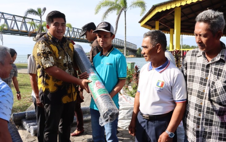 Nelayan saat Terima Hibah Alat Tangkap