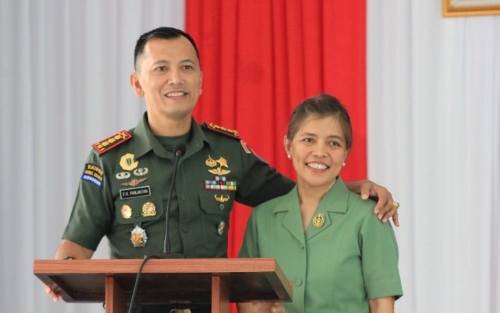 Dandim 1016 Palangka Raya, Kolonel Inf Frans Kishin Panjaitan, S.A.P., M.P.M., M.Han bersama Ketua Persit KCK Cabang XLII Dim 1016 Ny. Susan F.K. Panjaitan.
