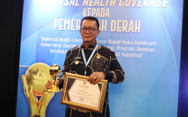 Bupati Kaur Terima Penghargaan UHC dari Wapres