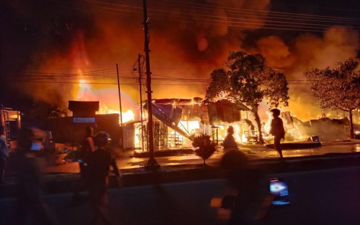 Babinsa Koramil 1710-02/Timika Bantu Evakuasi Bencana Kebakaran di Wilayah Binaan