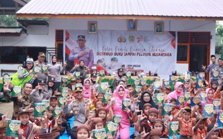 Kapolres Tapanuli Selatan (Tapsel), AKBP Imam Zamroni, SIK, MH, bersama Ketua Bhayangkari Cabang setempat, Ny Fitri Imam Zamroni, sumbang ratusan buku bacaan ke SD Negeri 100301 di Desa Sosopan Pargarutan, Kecamatan Angkola Timur, Minggu (17/9/2023) pagi.
