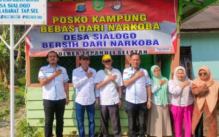 Sejumlah Emak-emak, menyatakan dukungannya kepada Kapolres untuk berantas narkoba saat Sat Resnarkoba Polres Tapsel mendirikan Posko Kampung Bebas dari Narkoba, Jumat (8/9/2023) pagi.