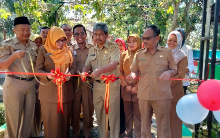 Sekretaris Daerah Kabupaten Trenggalek, Edy Soepriyanto, pada saat meresmikan Wisata Edukasi Perikanan, di Balai Benih Ikan, mewakili Bupati Trenggalek, Mochamad Nur Arifin, Senin (13/3/2023) (Foto : Hardi Rangga klikwarta.com)