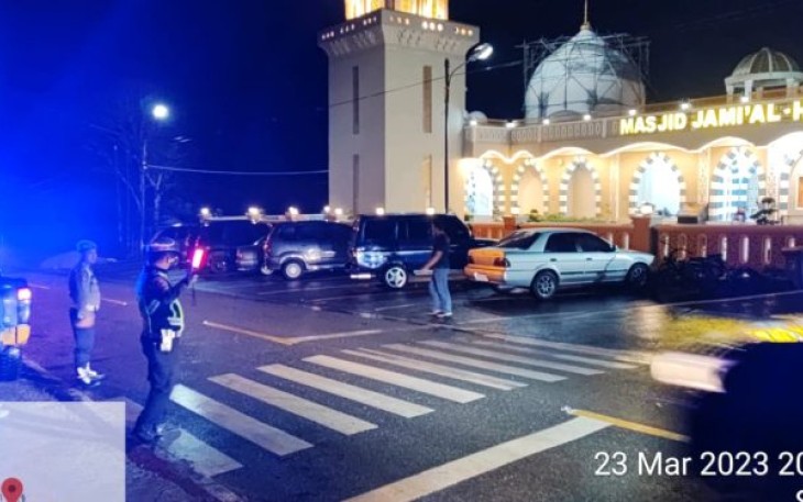Personel  Polres Tapsel siaga di Masjid Al Hidayah di Desa Parsalakan, Kecamatan Angkola Barat, Kabupaten Tapanuli Selatan, Sumatera Utara.