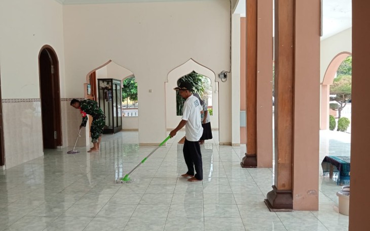 Serda Sumardi Kerja Bakti Bersihkan Masjid