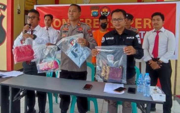 Kapolsek Bunguran Barat, Iptu Stepvanus Arperd Rikumahu saat ekspose tersangka dan barang bukti.