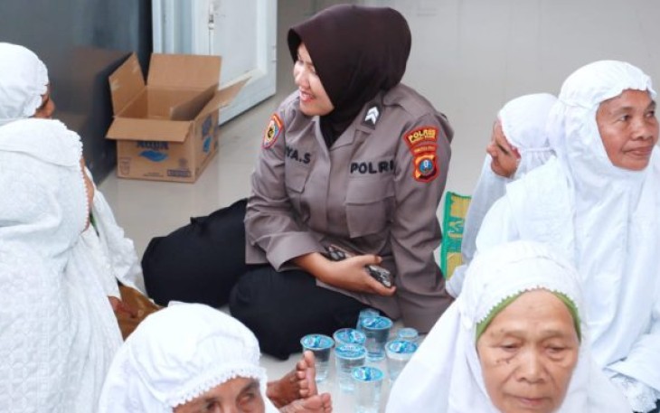 Sosok Polwan humanis, kali ini datang dari Brigadir Polres Tapanuli Selatan (Tapsel), Briptu Widya Soraya, yang tanpa ada sekat, membaur bersama orangtua jompo, di Pondok Pesantren (Ponpes) Nurul Falah Tamosu.