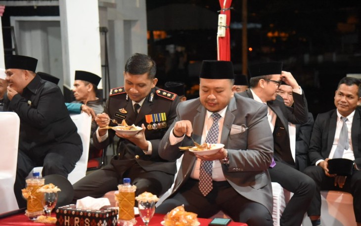 Bupati Tapanuli Selatan (Tapsel) Dolly Pasaribu dan Kapolres AKBP Imam Zamroni serta Forum Komunikasi Pimpinan Daerah (Forkopimda) terlihat kompak menikmati makan sate gerobak saat berada di atas panggung kehormatan disela acara malam penetapan waktu (Taptu) atau pawai obor dalam menyambut HUT Republik Indonesia Ke-78 di Adian Pardomuan Sipirok, Kecamatan setempat, Rabu (16/8) malam