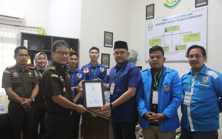 Ketua DPD KNPI Kota Padangsidimpuan, yang akrab disapa Bunk Karim Pohan, bersama pengurus lainnya, di akhir audensi memberikan Piagam Kepada Kejaksaan Negeri Kota Padansidimpuan, yang diterima oleh Kasi Intel Yunius Zega.