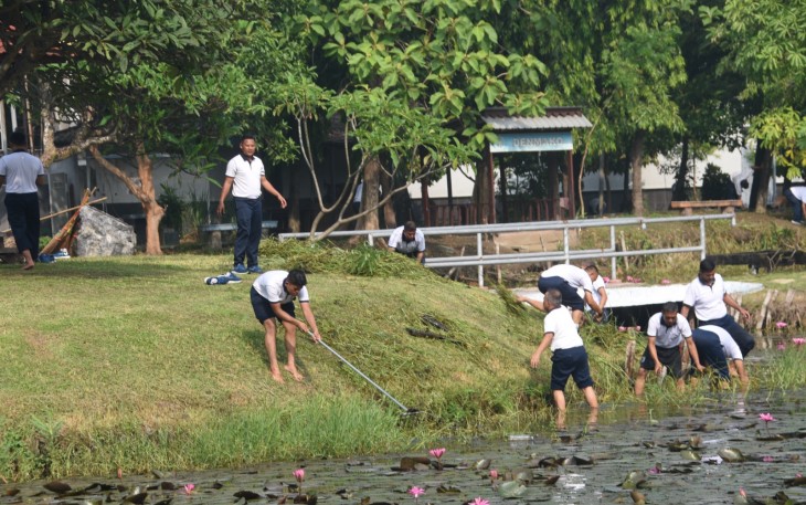  Diujung akhir tahun 2023, Wakil Komandan (Wadan) Kodiklatal Laksda TNI Eko Wahjono memimpin olah raga rutin bersama seluruh Prajurit dan PNS Kodiklatal di lapangan Laut Maluku Kodiklata Bumimoro Surabaya, Jumat (29/12/2023)