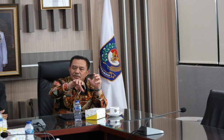 Kepala BSKDN Yusharto Huntoyungo saat memimpin Rapat Kerja Sama Riset dan Penyusunan Strategi Kebijakan bersama BRIN. 