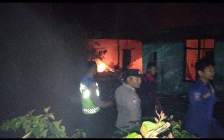 Satu Unit Rumah permanen di Desa Huta Lombang Kecamatan Padang Bolak Kabupaten Padang Lawas Utara Terbakar