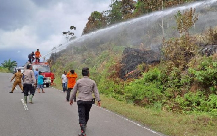 Polsek Batangtoru yang turun ikut membantu bersama Kecamatan Angkola Sangkunur, BPBD Tapsel, dan Pihak Kelurahan Rianiate, saat memadamkan Lahan yang terbakar