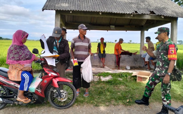 Babinsa Sosialisasikan Pembasmian Hama Tikus Ramah Lingkungan