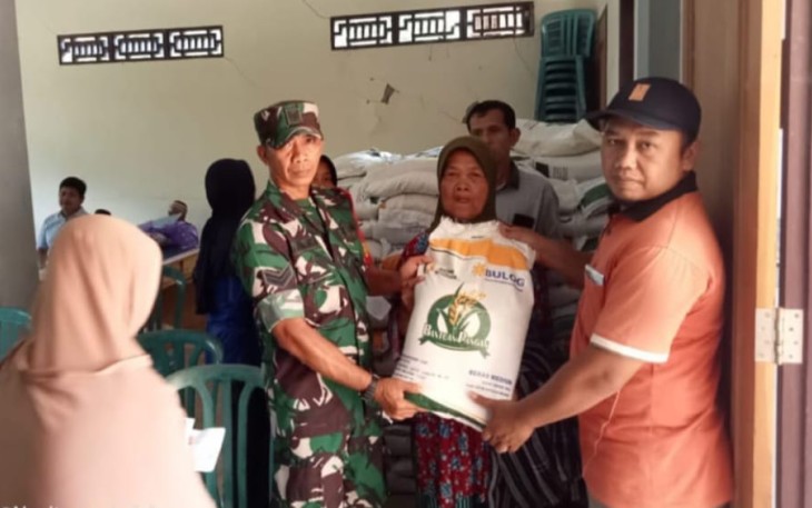 Babinsa Koramil 0801/04 Tegalombo Kodim 0801/Pacitan Sertu Rudianto melakukan pendampingan, untuk memastikan bahwa penyaluran bantuan beras tepat sasaran dan berjalan lancar. 