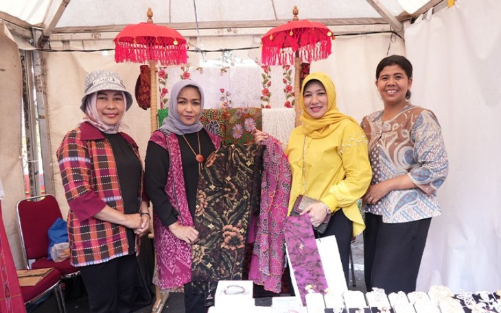 Ketua Harian Dharma Pertiwi saat Kunjungi Pesta Rakyat Bersama TNI di Kemayoran