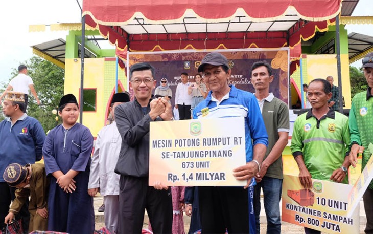 Hasan saat Serahkan Sarana dan Prasarana kebersihan kepada perangkat RT/RW juga petugas kebersihan, di halaman Balai Adat Indera Perkasa, Pulau Penyengat, Minggu (19/11). 