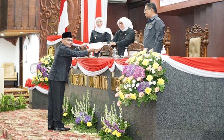 Juru Bicara Fraksi NasDem DPRD Jatim, Muzammil Syafii saat memberi tanggapan Fraksi terhadap Pendapat Gubernur atas Rancangan Peraturan Daerah tentang Perubahan atas Perda Nomor 08 Tahun 2011 tentang Pelayanan Publik.