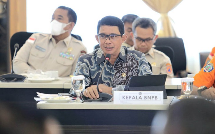 Kepala Badan Nasional Penanggulangan Bencana (BNPB) Letjen TNI Suharyanto, S. Sos., M.M saat menghadiri Rapat Koordinasi Tingkat Menteri Persiapan Menjelang Natal 2023 dan Tahun Baru 2024 yang dipimpin oleh Menteri Koordinator Bidang Pemberdayaan Manusia dan Kebudayaan (PMK) Muhadjir Effendy di Kantor Kemenko PMK, Jakarta, pada Senin (11/12)