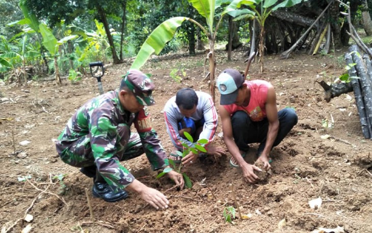 Babinsa Ciomas bersama warga saat Lakukan Penghijauan 